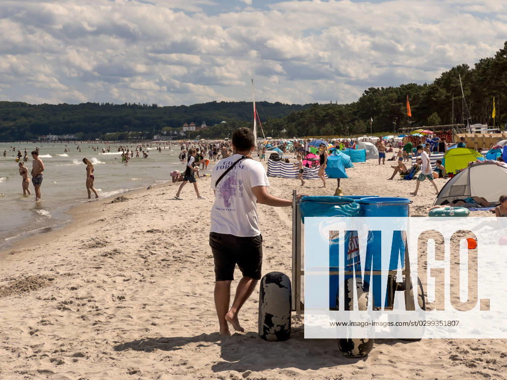 View of the beach of Binz on the island of Rügen in Mecklenburg Vorpommern A man pushes an ice cream cart in front of him Binz is the largest seaside resort on the island of Rügen The municipality belongs to the district of Vorpommern Rügen in Mecklenburg Vorpommern The Baltic seasid