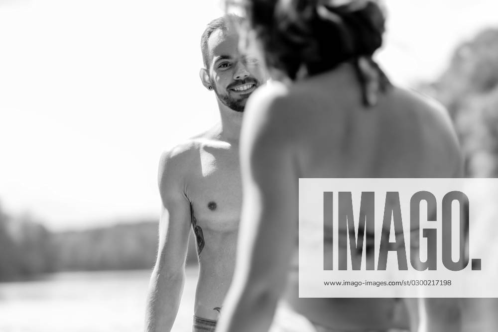 CREATIVE - Paar am See in Berlin Berlin, Deutschland - 25. Juli 2023: (CREATIVE) Ein Mann und eine Frau (Models) genießen einen Sommertag an der Krummen Lanke, einem See in Berlin. Berlin