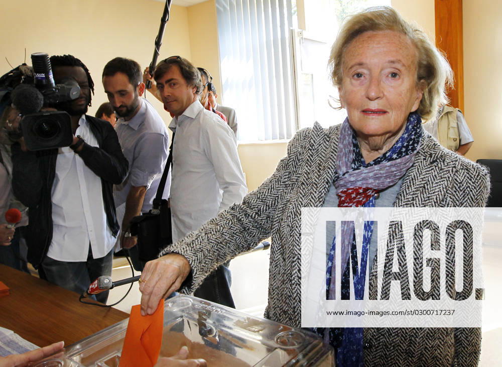 Former first lady Bernadette Chirac votes in Sarran, Correze, France Bernadette Chirac vote le 25 septembre 2011 Ã la mairie de Sarran en Correze pour le premier tour des elections cantonales, apres l annulation du vote de Mars 2011 .Photo Patrick Bernard ABACAPRESS.COM Sarran France