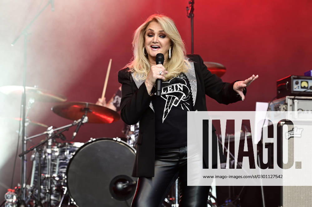 Bonnie Tyler live bei einem Konzert ihrer Between the Earth & the Stars -Tour im Hof der Kulturbrauerei. Görlitz