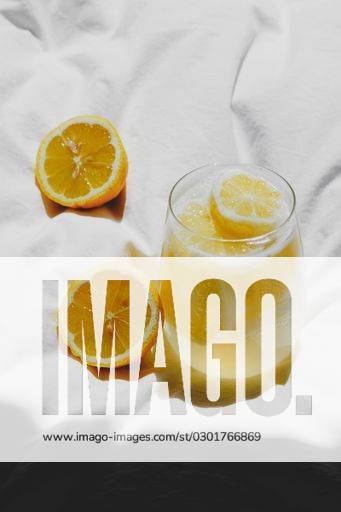 A closeup of a lemon juice with lemons on the bed *** einer closeupe des einer Zitrone Saft mit Zitronen am der Bett 4983775 RECORD DATE NOT STATED