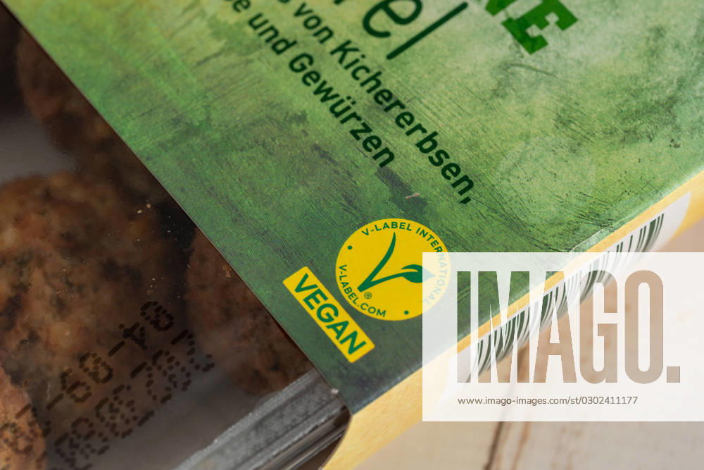Das V Label (European Vegetarian Union) auf einer Packung veganer Falafel. Kennzeichnung für Vegane Lebensmittel