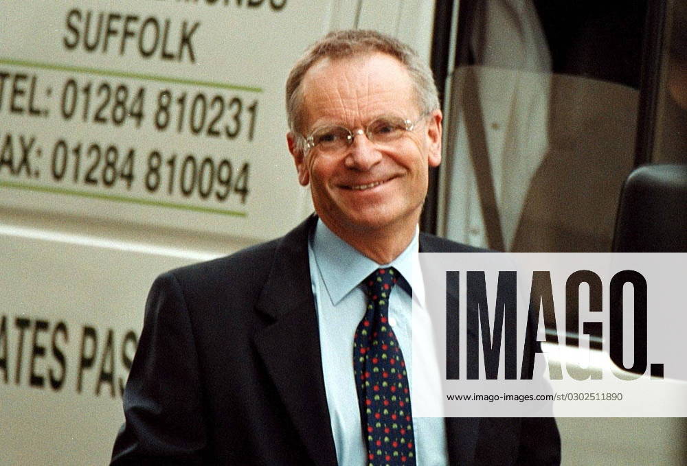 (COPYRIGHT)-OLD BAILEY PIC SHOWS: LORD (COPYRIGHT)-OLD BAILEY PIC SHOWS: LORD JEFFREY ARCHER ARRIVING AT THE OLD BAILEY TODAY 13 6 01. WHERE HE IS ON TRIAL FOR PERVERTING THE COURSE OF JUSTICE AND PERJURY-SEE STORY, Credit:ALEX WOODS Avalon Great Britain, Un Checked