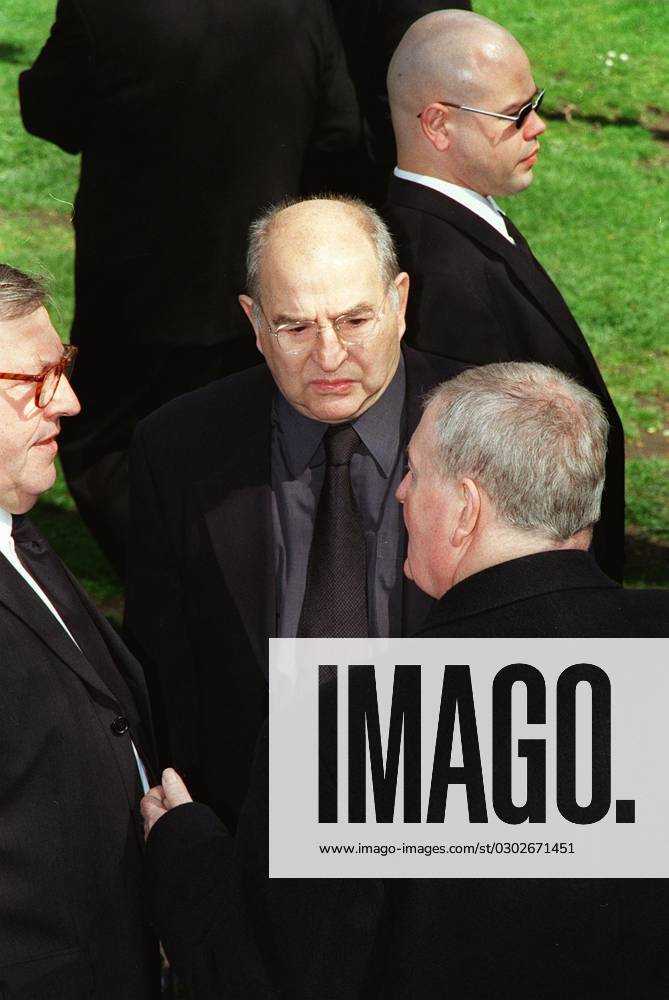 Centre: FREDDIE FOREMAN British Convicted Criminal Attending the funeral of Charlie Kray, British gangster and one of the Kray brothers, at St Matthew s Church, Bethnal Green, London COMPULSORY CREDIT: UPPA Photoshot Photo UHY 017310 A-14 19.04.2000 Centre: FREDDIE FOREMAN British Convicted Criminal Attending the funeral of Charlie Kray, British gangster and one of the Kray brothers, at St Matthew s Church, Bethnal Green, London COMPULSORY CREDIT: UPPA Photoshot Photo UHY 017310 A-14 19.04.2000, Credit:Photoshot Avalon United Kingdom