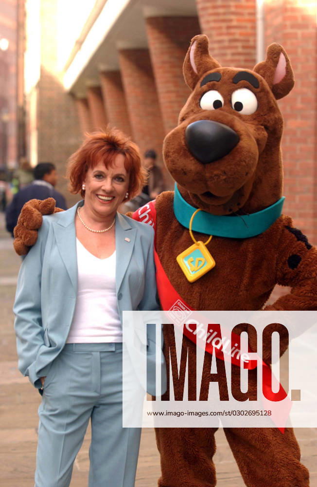 Cartoon Network donates to Childline Childline Chair ESTHER RANTZEN was dancing for joy today with SCOOBY-DOO after children s channel Cartoon Network made a Å?5000 donation to her charity, London, UK. Date:17.03.2005, Credit:Photoshot Avalon United Kingdom, London