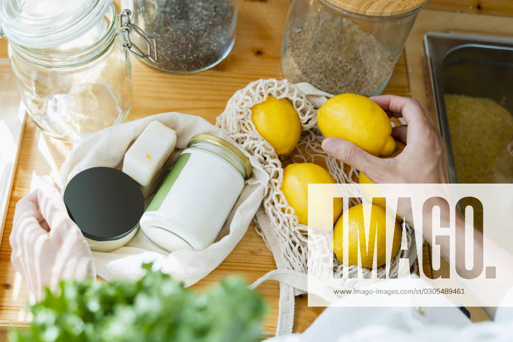 Hand of woman holding lemon at table model released, Symbolfoto property released, NDEF01071