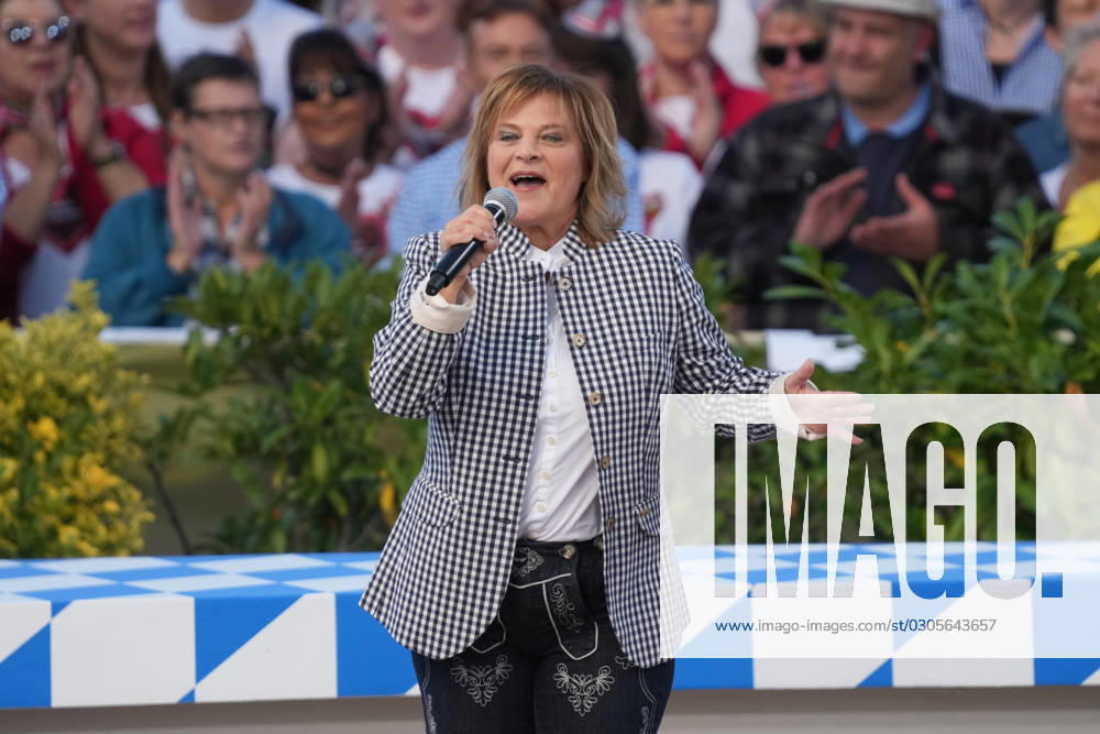ZDF - Fernsehgarten Sängerin Nicki ( bürgerl. Doris Andrea Hrda ) in der Unterhaltungsshow ZDF Fernsehgarten am 24.09.2023 in Mainz. Mainz ZDF Fernsehgarten Rheinland-Pfalz