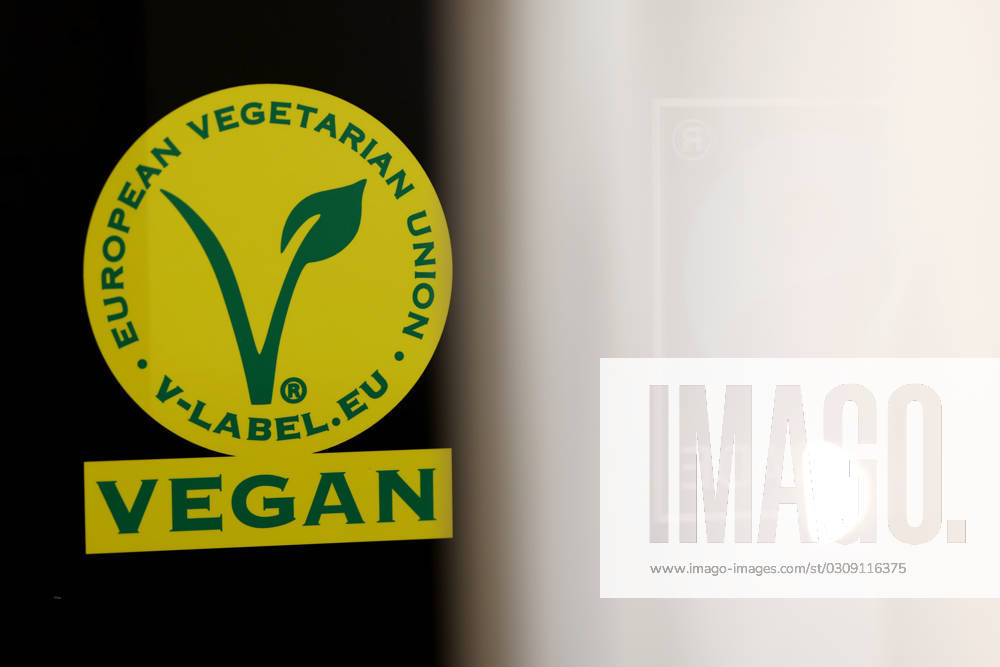 Das V-Label für vegane Produkte zu sehen auf der Lebensmittelmesse Anuga, der weltweit führenden Ernährungsmesse in der Koelnmesse. (Themenbild, Symbolbild) Köln, 10.10.2023 NRW Deutschland