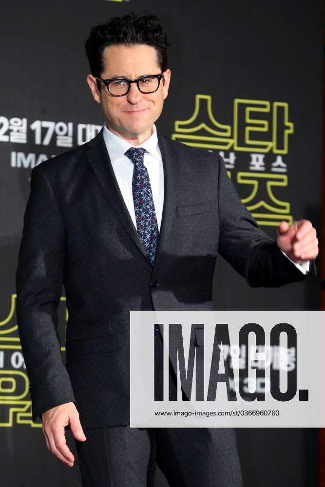American filmmaker in Seoul American filmmaker in Seoul American filmmaker J. J. Abrams, who directed the 2015 film Star Wars: The Force Awakens, poses for a photo during a press conference in Seoul on Dec. 9, 2015, to promote the film. (Yonhap) 2015-12-09 11:43:17 < 1980-2015 YONHAPNEWS AGENCY. .> ¼­¿ï