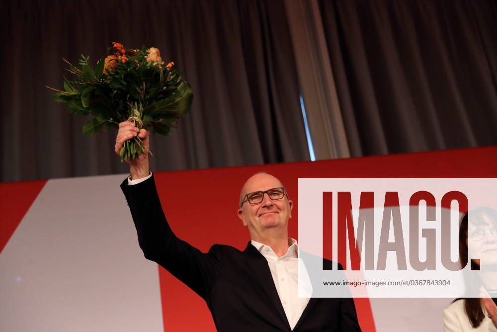 Minister President Dietmar Woidke SPD with flowers after his re-election as state chairman at the state party conference of the SPD Brandenburg in Schönefeld, November 25, 2023 State party conference of the SPD Brandenburg