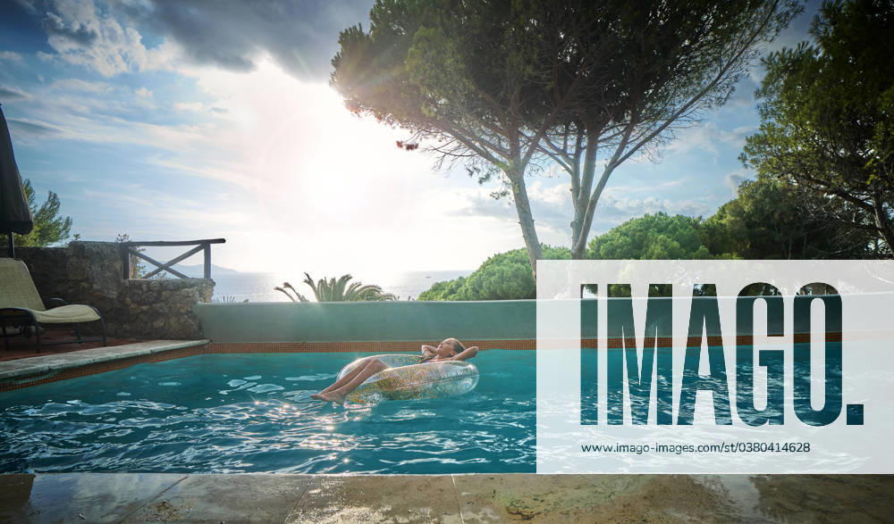 Girl with inflatable swim ring relaxing in pool model released, Symbolfoto, DIKF00774