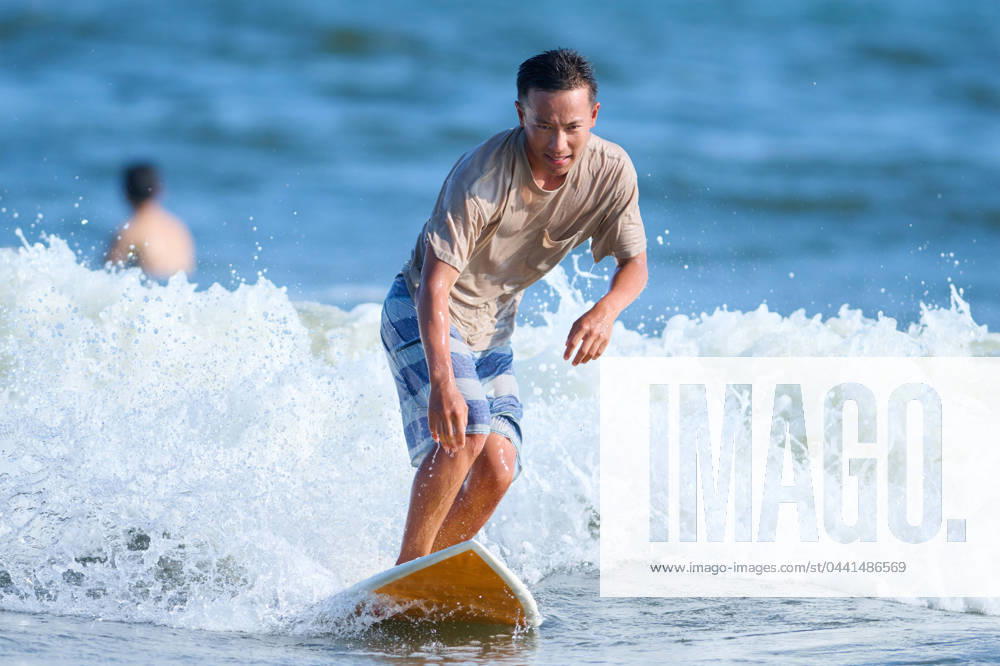 A man riding a wave on a surfboard AFLO235705686 , 235705686.jpg, ,model released, Symbolfoto