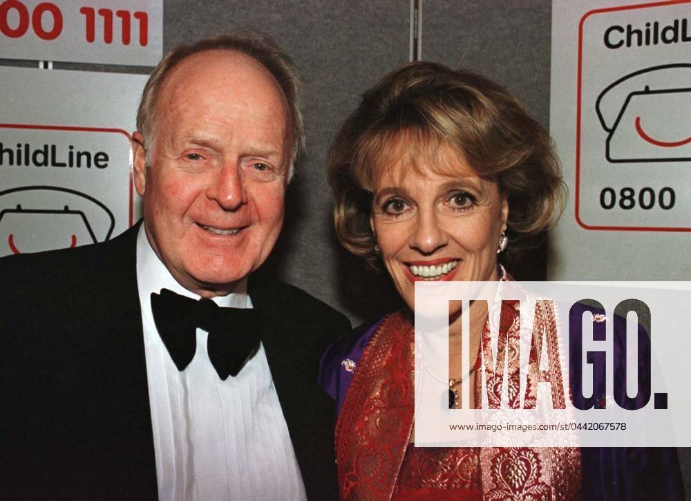 BROADCASTER, DESMOND WILCOX WITH HIS WIFE ESTHER RANTZEN BROADCASTER, DESMOND WILCOX WITH HIS WIFE ESTHER RANTZEN, Credit:Alex Woods PNS Avalon