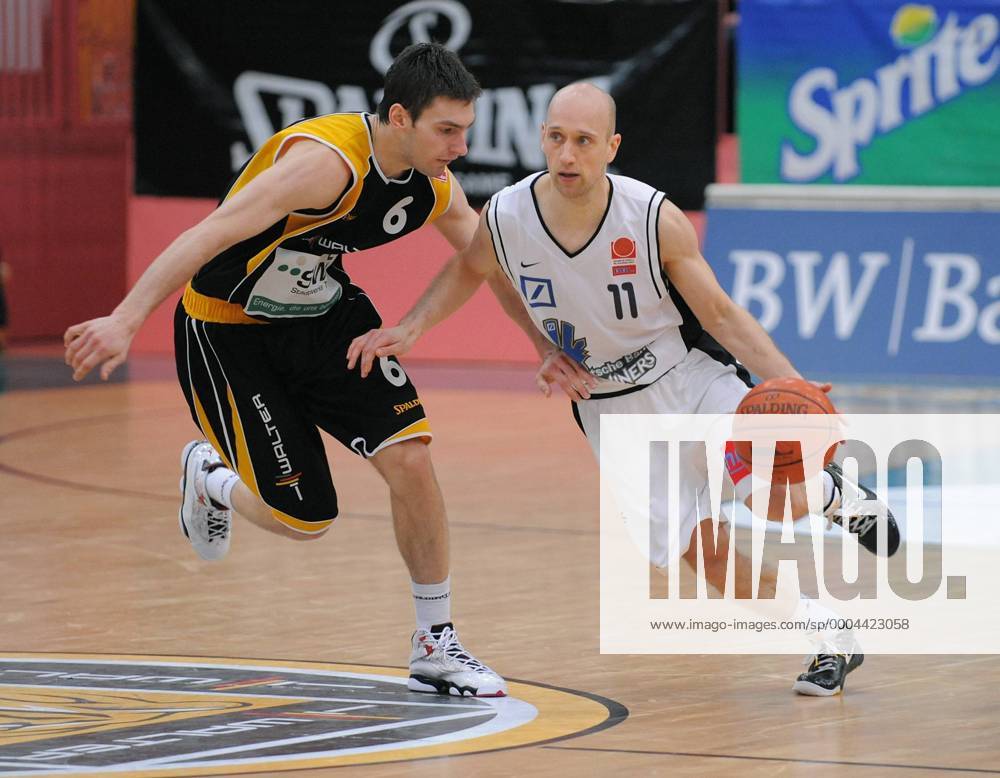 Pascal Roller (Frankfurt, re.) gegen Branislav Ratkovica (Tübingen) Basketball 1. BL Herren BBL 2008 2009, Walter Tigers Tübingen - Deutsche Bank Skyliners Frankfurt Gruppe Tübingen Dynamik,