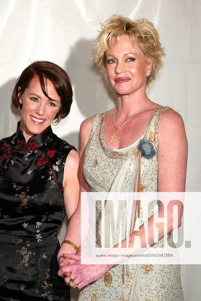 BROADWAY UNDER THE STARS ARRIVALS NY MARY STUART MASTERSON AND MELANIE GRIFFITH ARRIVING TO THE BROADWAY UNDER THE STARS CONCERT. BRYANT PARK, NEW YORK CITY. 16 JUNE 2003. PICTURES , Credit:Anthony Dixon Avalon 0542406774