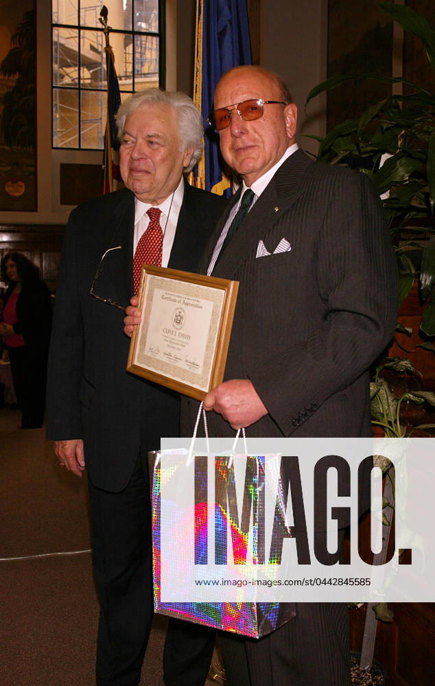 JURY APPRECIATION DAY COUNTY CLERK NORMAN GOODMAN AND CLIVE DAVIS AT THE NEW YORK STATE SUPREME COURT S JURY APPRECIATION DAY HELD AT THE NEW YORK STATE COURT HOUSE. NEW YORK CITY. 18 NOVEMBER 2004. PICTURES , Credit:Anthony Dixon Avalon 0542413677