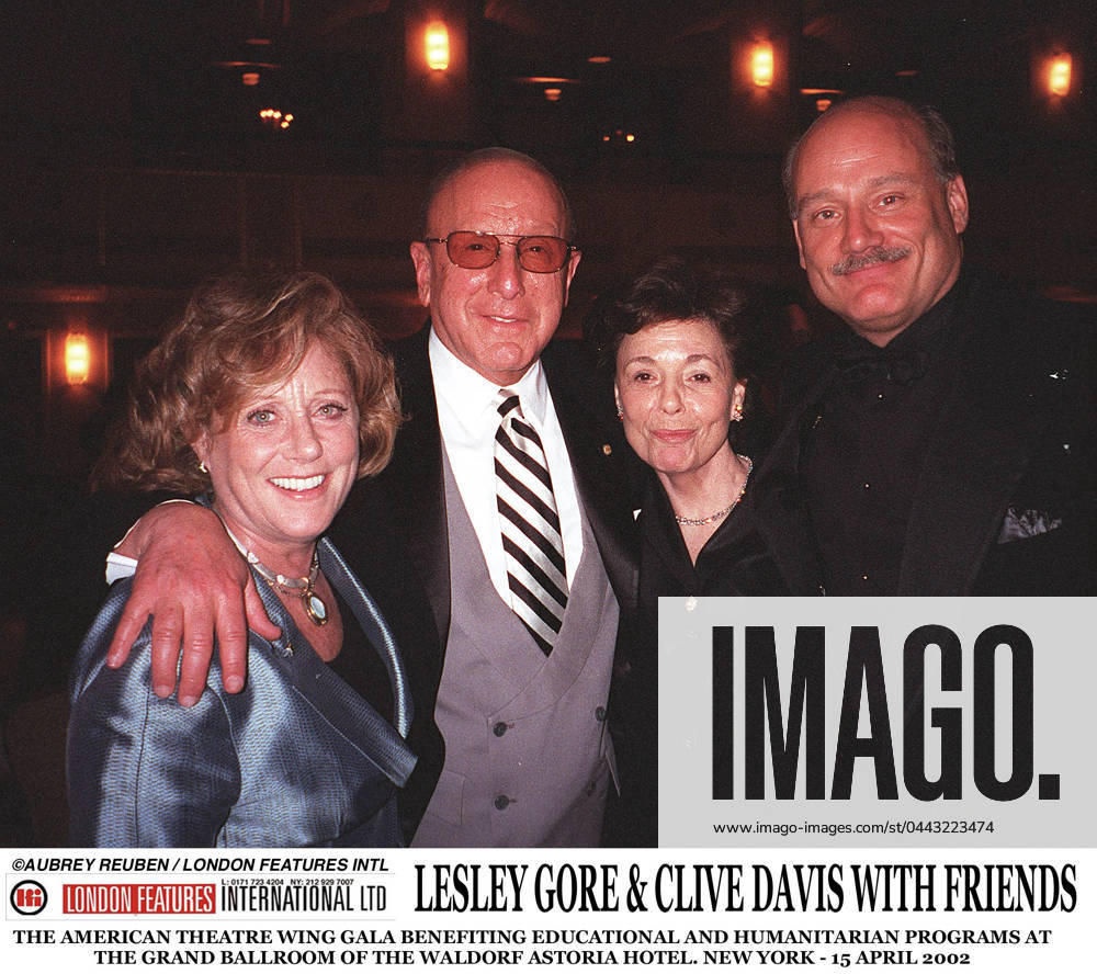 THE AMERICAN THEATRE WING GALA NY LESLEY GORE AND CLIVE DAVIS THE AMERICAN THEATRE WING GALA BENEFITING EDUCATIONAL AND HUMANITARIAN PROGRAMS AT THE GRAND BALLROOM OF THE WALDORF ASTORIA HOTEL. NEW YORK - 15 APRIL 2002, Credit:Aubrey Reuben Avalon 0543017180