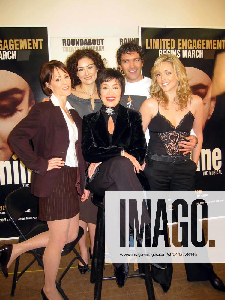 THE ROUNDABOUT THEATRE COMPANYS NINE REHEARSAL NY MARY STUART MASTERSON, LAURA BENATI, CHITA RIVERA, ANTONIO BANDERAS AND JANE KRAKOWSKI AT THE REHEARSAL FOR THE ROUNDABOUT THEATRE COMPANY S NINE , AT A STUDIO ON 115 WEST 45TH ST. NEW YORK CITY. 25 FEBRUARY 2003. PICTURES . UAR. NO NEW YORK DAILY NEWS PLEASE., Credit:Aubrey Reuben Avalon 0543023285