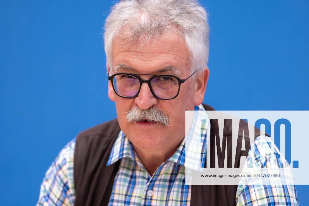 Warum Deutschland eine Politik zur Wiederherstellung der Natur braucht Deutschland, Berlin am 19.04.2024: * Prof. Josef Settele, Ratsmitglied vom Sachverständigenrat für Umweltfragen (SRU), Fachgebiet Biodiversität bei der Stellungnahme der Bundesministerin für Umwelt, Naturschutz, nukleare Sicherheit und Verbraucherschutz Steffi Lemke (Bündnis 90 Die Grünen) im Bundespressekonferenz.