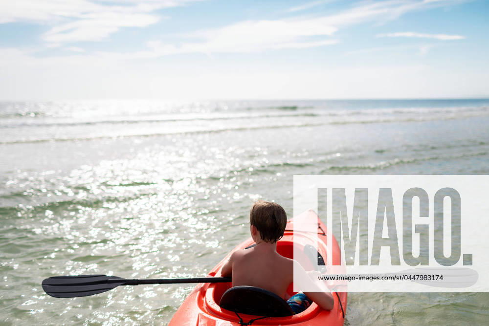 Child kayaking in calm ocean waters on sunny day Cape San Blas, Florida, United States CR_RCYA240421-1401490-01 ,model released, Symbolfoto