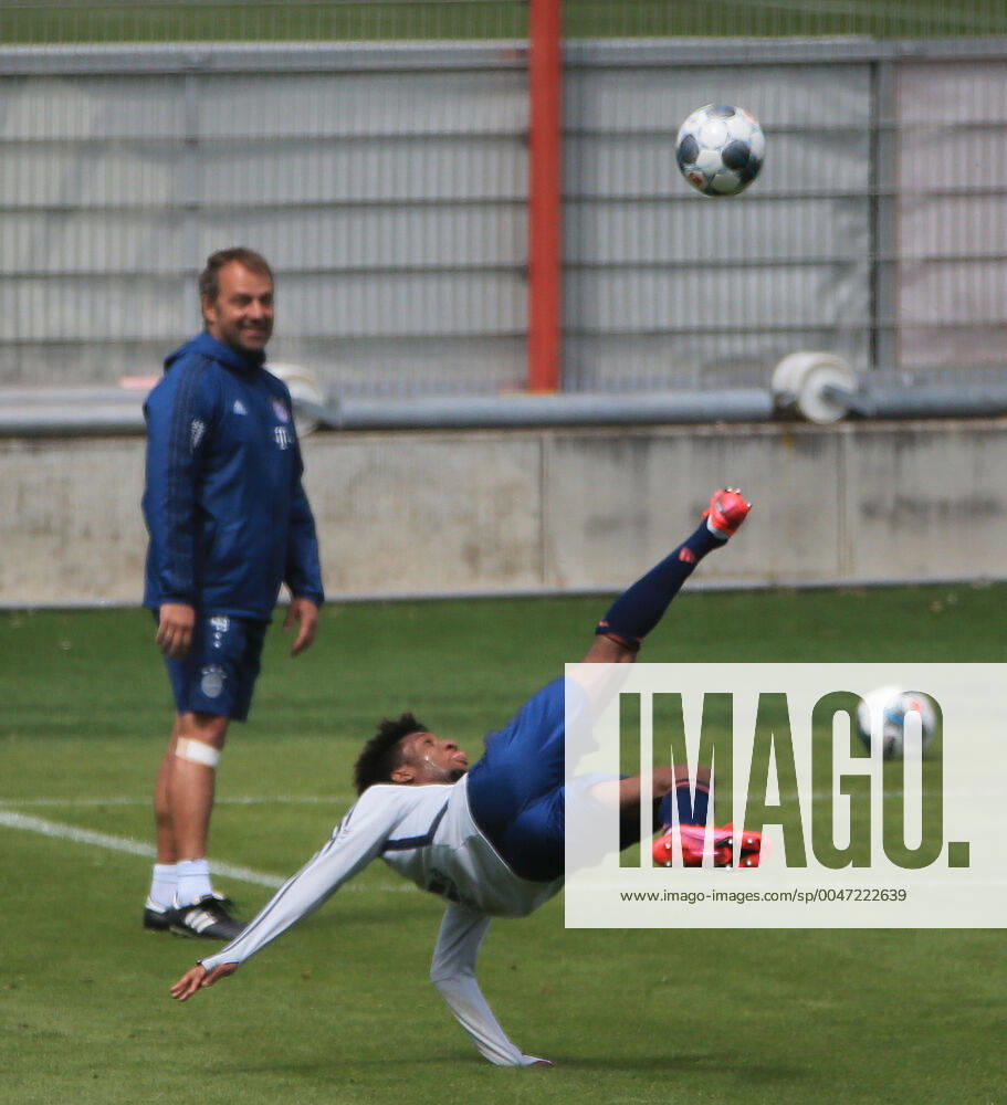 FCB Training, Saebenerstrasse Muenchen, Fussball, im Bild: Hansi Flick (FCB) freut sich über Kingsley Coman (FCB) Rueckzieher