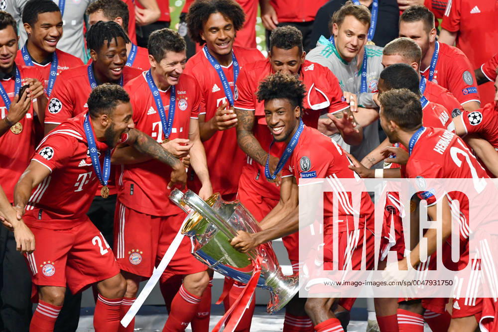 KW34 Fussball Champions League Finale Paris St. Germain - Bayern Muenchen 0-1 Kingsley COMAN (Bayern Muenchen) mit Cup,Pokal,Trophaee,trophy,Siegerung. Teamfoto,Team,Mannschaft,Mannschaftsfoto. Fussball Champions League, Finale, Paris St. Germain (PSG)-FC Bayern Muenchen (M) 0-1 am 23.08.2020 im Estadio da Luz in Lissabon Portugal. FOTO: Frank Hoermann SVEN SIMON Pool NO use of any use photographs as image sequences and or quasi-video Editorial Use ONLY National and International News Agencies OUT Lissabon Estadio da Luz Portugal