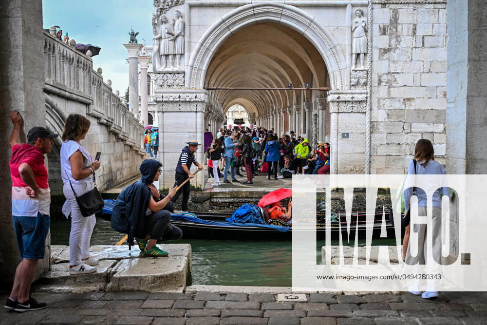Tourismus Ferien Reisen Italien Venedig 26.05.2024, Italien, Venetien, Venedig An der Seufzerbrücke Palazzo Duale Gondel im Regen Gondoliere Unterstand Copyright Eberhard Thonfeld Venedig Venetien Italien