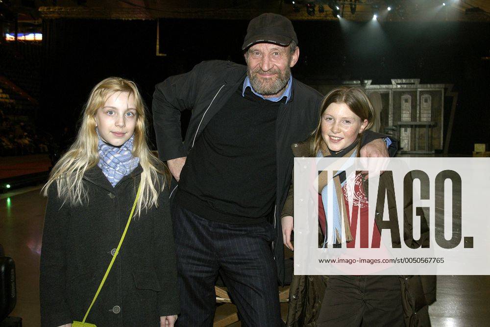 Schauspieler Michael Mendl (GER) mit seiner Tochter Stella (re., GER) und deren Freundin Stella anlässlich der Premiere von Holiday on Ice in München