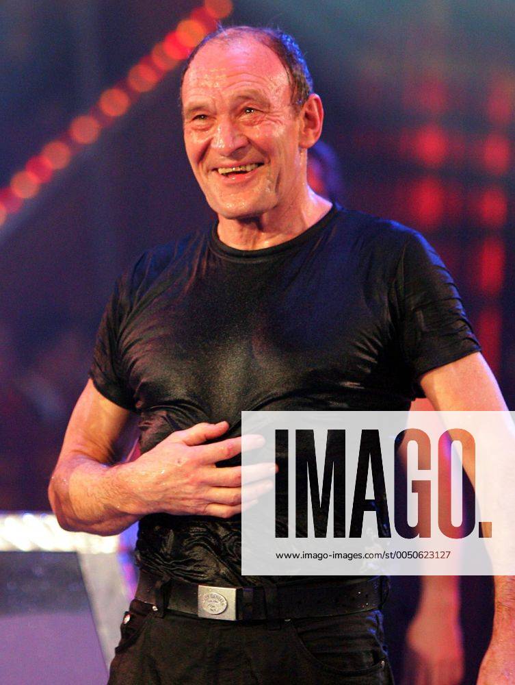 Schauspieler Michael Mendl (GER) durchnässt nach seiner Unter-Wasser-Escape-Illusion anlässlich der Show STARS IN DER MANEGE im Zirkus Krone in München