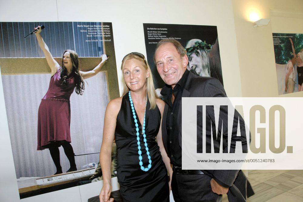 Schauspielerin Carolin Fink (AUT) mit ihrem Ehemann Schauspieler Michael Mendl (GER) anlässlich Klaus Doldingers Jubilee Konzertes im Residenztheater in München