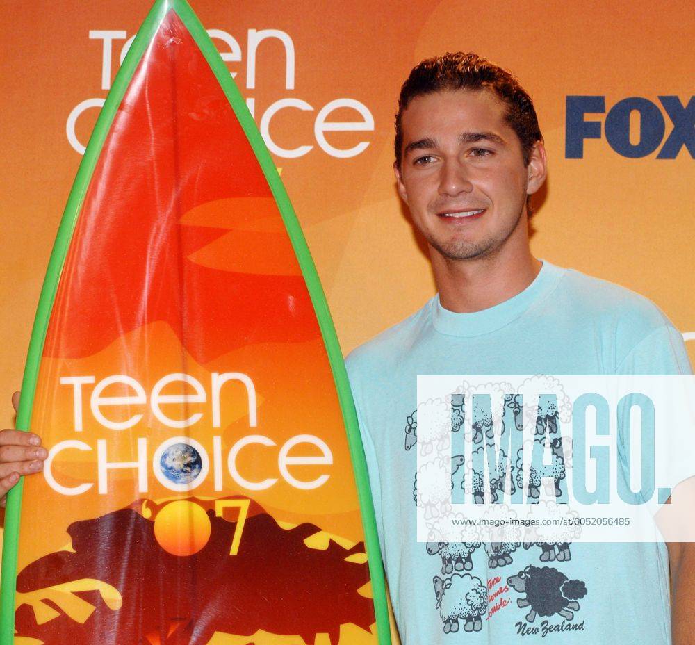 Preisträger Shia LaBeouf (USA Schauspieler) mit einem Surfbrett - der Trophäe der Teen Choice Awards 2007 in Universal City - (LAP2007092624)
