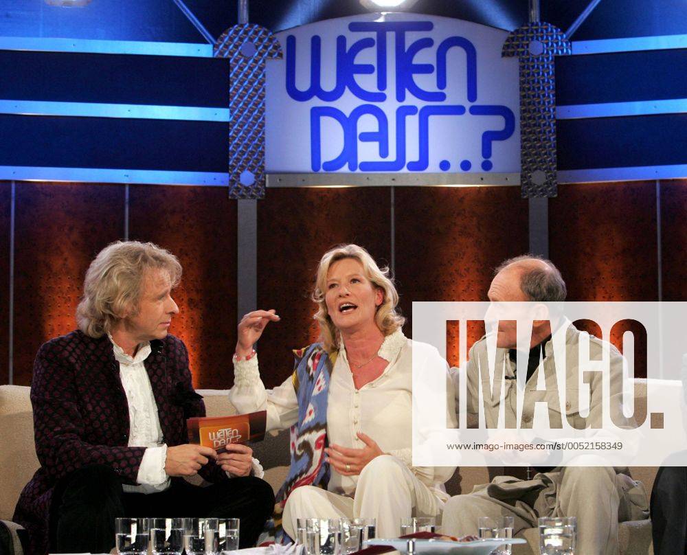 Schauspielerin Suzanne von Borsody und Schauspieler Michael Mendl zusammen mit Moderator Thomas Gottschalk (li. alle GER) während der ZDF-Show - Wetten dass...? - in Basel