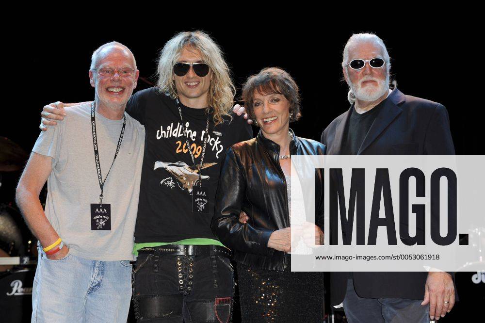 V.l.n.r. Musiker Bob Harris, Justin Hawkins, Esther Rantzen und Jon Lord beim - Childline Rocks - in London - JONS28641