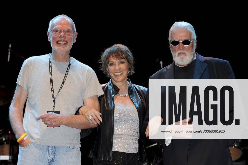 V.l.n.r. Musiker Bob Harris, Esther Rantzen und Jon Lord beim - Childline Rocks - in London - JONS28641