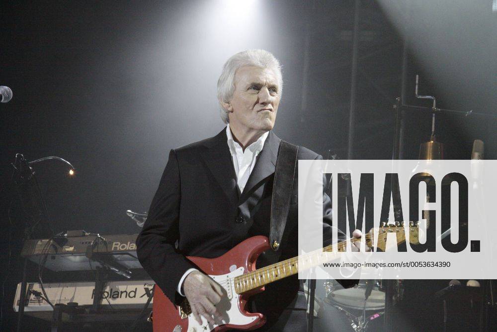 Rhythmus Gitarrist Bruce Welch am 08.11.2009 beim Konzert der Reunited Tournee von Cliff Richard and The Shadows im Forest National Brüssel