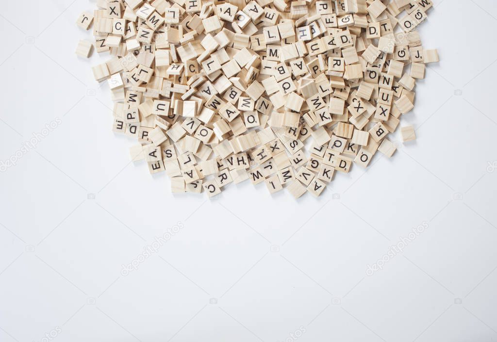 Buchstabensalat aus Scrabble Steinen