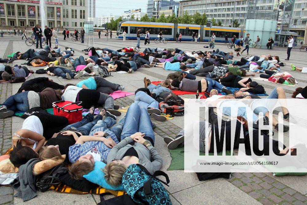 Am 21. Juni 2010 treffen sich Teilnehmer zu einem Flashmobb und legen sich auf dem Leipziger Augustusplatz schlafen. Punkt 18 Uhr legen sich die Teilnehmer auf den Boden und simulieren Schlaf und verwirren somit umstehende Passanten. Zwei Minuten später ist alles vorbei. Flashmobb aus Anlass des Tag des Schlafes auf dem Leipziger Augustusplatz