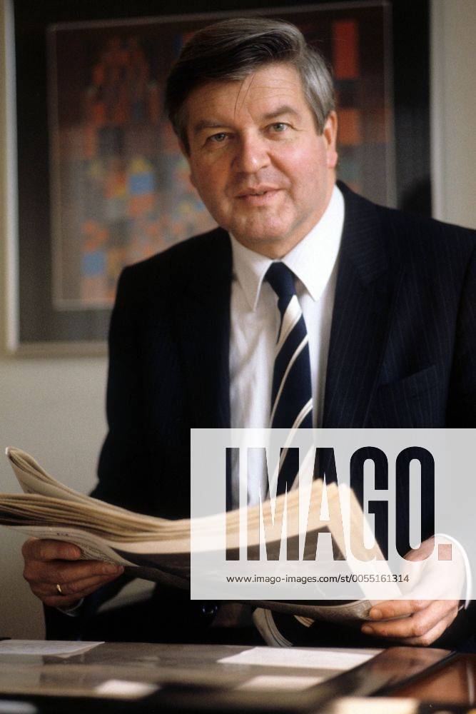 Prof. Dr. Hans Maier (Deutschland Kultusminister Bayern) in seinem Büro in München !ACHTUNG: AUFNAHMEDATUM GESCHÄTZT!