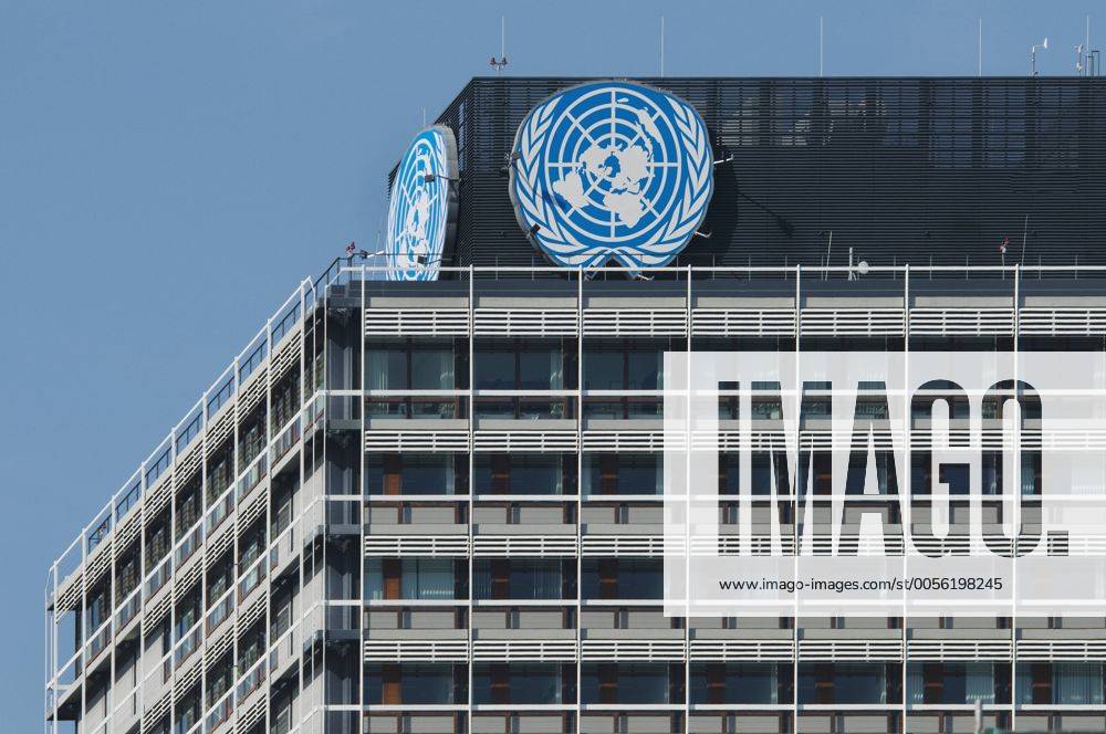 UN Gebäude mit Logo der Vereinten Nationen, Langer Eugen im ehemaligen Regierungsviertel Bonn, Nordrhein-Westfalen, Deutschland, Europa iblhsh02039233