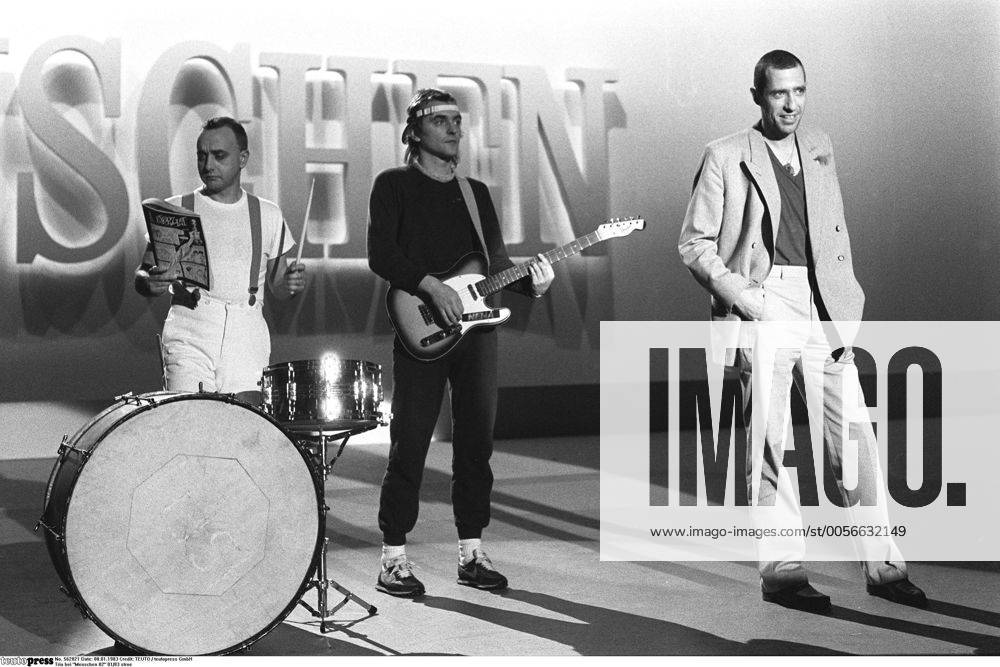 Trio bei Menschen 82 01 83 stroe Peter Behrens, Gert Krawinkel und Stephan Remmler (v.l.) von der Band Trio zu Gast in der Show Menschen 82 am 8. Januar 1983 in Berlin Mann Männer deutsch Musik Musiker Pop Gruppe Popgruppe Band Trio Gesang Neue Deutsche Welle NDW Auftritt leger Schlagzeug Gitarre Instrument Instrumente spielen spielend stehend singen singend Hosenträger Kopfbedeckung Kappe Hut Mütze Anzug Zeitung lesend lesen neutral lächeln lächelnd Fernsehstudio Studio Kulisse Bühne Fernsehauftritt Fernsehsendung Fernsehshow Sendung Querformat quer ganz sw s w schwarz weiß schwarzweiß schwarz-weiß schwarz weiß