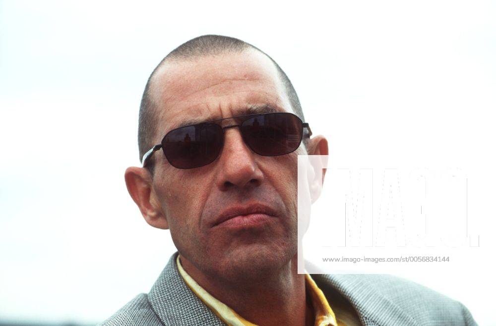 Stephan Remmler (Musiker, Sänger) 09 96 mal Musik Pop Gesang Mann dunkelhaarig kurzhaarig Sonnenbrille Schmuck Ohrring leger Hemd gestreift Jackett draußen stehend neutral Portrait quer