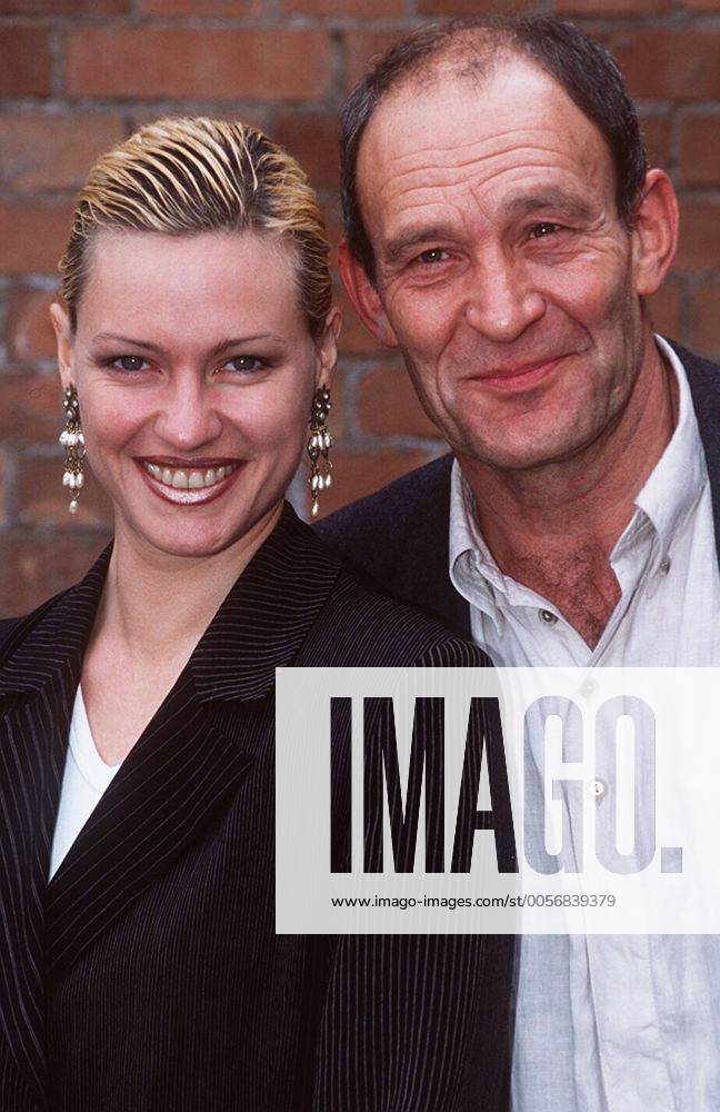 Nina Kronjäger mit Michael Mendl 04 97 her TV Fernsehen Schauspiel Serie leger stehend draußen halb hoch