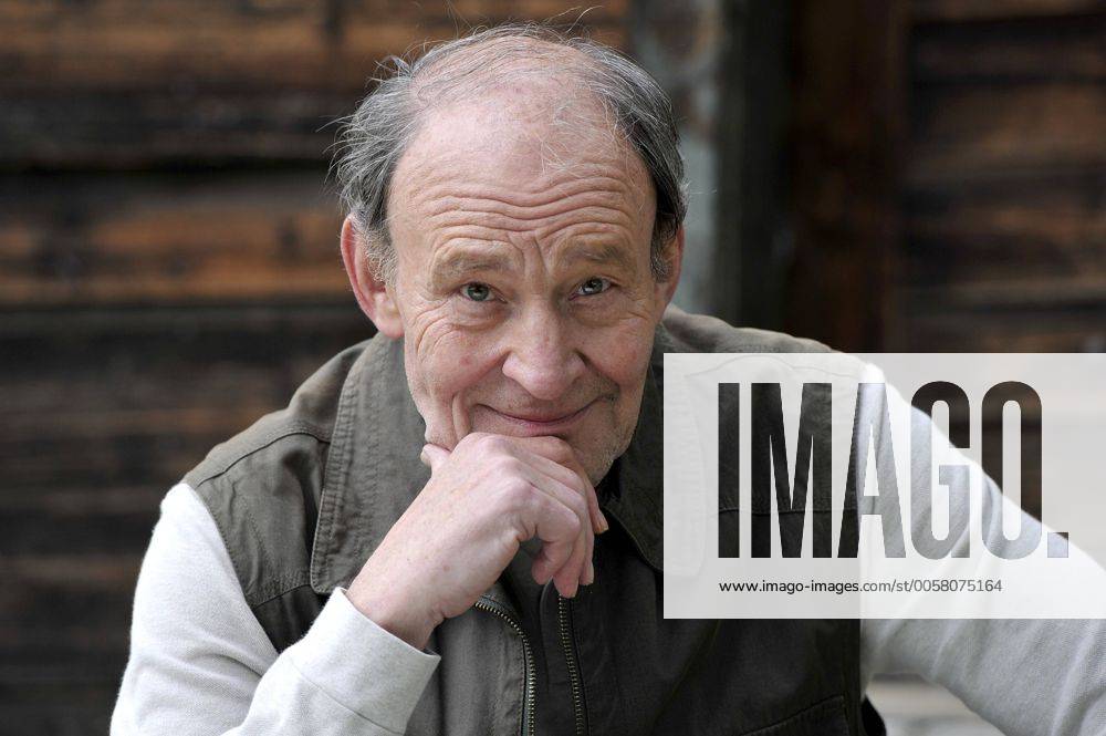 Michael MENDL, Schauspieler, Einzelbild, angeschnittenes Einzelmotiv, Portraet, Portrait, Porträt in KROKODIL (Arbeitstitel) Pressetermin am Set Neuried 5, in Antdorf (bei Penzberg), am 05.06.2012.