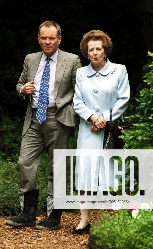 Jeffrey Archer with Margaret Thatcher during Jeffrey Archer s summer garden party at his home in Grantchester, Cambridge, UK, July, 1998. Photo by: Andrew Parsons i-lmages AndrewxParsonsx xi-lmages AJP