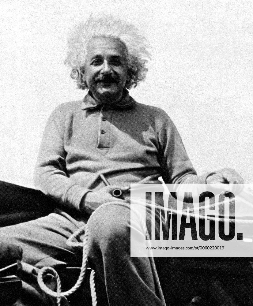 Albert Einstein on his yacht on holiday July 1930 UnitedArchives01018269