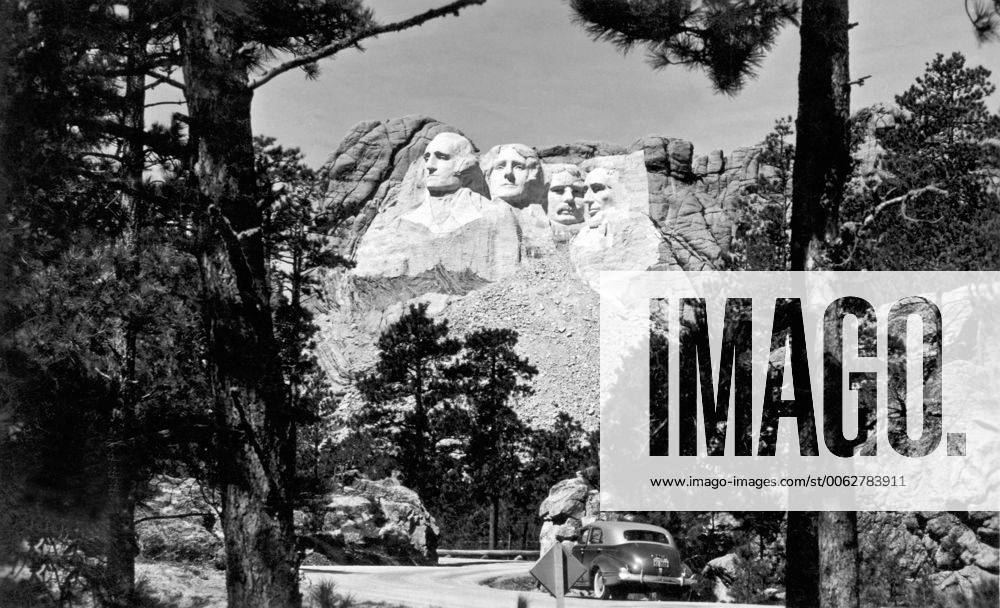 Mount Rushmore, South Dakota: c. 1941. The finished Mount Rushmore sculpture by Guzon Borglum. 990_16_9-US-SD_3HR