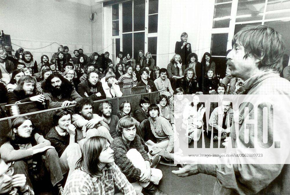 Der aus der DDR ausgebürgerte Liedermacher Wolf Biermann bei einem Solidaritätsbesuch in der besetzten Göttinger Augenklinik im Anschluss an sein Göttingen-Konzert im Herbst 1979 (Aufnahmedatum geschätzt).