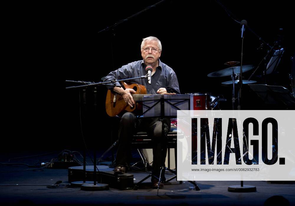 Wolf Biermann - Festkonzert Mauerfall DEU, Deutschland, Germany, Berlin, 08.10.2014 Wolf Biermann, Schriftsteller und Liedermacher, waehrend seines Auftritts mit dem Zentralquartett im Berliner Ensemble anlaesslich vom Festkonzert zum Gedenken an den Mauerfall vor 25 Jahren in Berlin. Am 09. November 2014 findet zugleich der 25. Jahrestag zum Fall der Mauer statt. Wolf Biermann, song writer, during a festival concert with Zentralquartett the in memory of the Fall of the Berlin Wall 25 years ago at the Berliner Ensemble in Berlin. On 09 November 2014 will be the celebrations of 25 years Fall of the Berlin Wall.