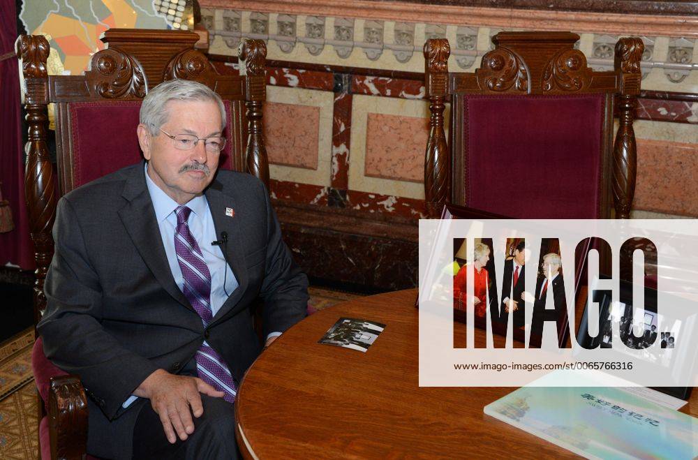 (150918) -- DES MOINES, Sept. 18, 2015 -- Iowa Governor Terry Branstad receives an interview with Xinhua in Des Moines, Iowa, the United States, on Aug. 10, 2015. Iowa Governor Terry Branstad has said that he hopes Chinese President Xi Jinping s upcoming visit to the United States will bring his state more trade opportunities with China, especially in agriculture and renewable energy. ) U.S.-DES MOINES-CHINA-PRESIDENT-UPCOMING VISIT-GOVERNOR-INTERVIEW GuanxJianwu