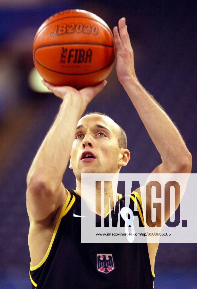 Pascal Roller (Deutschland) - Freiwurf Basketball WM Herren Weltmeisterschaft 2002, Länderspiel, Gruppenspiel, Gruppe F, Nationalmannschaft, Nationalteam, Einzelbild Indianapolis